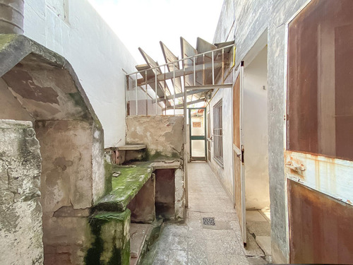 Casa Dos Dormitorios Con Cochera. Barrio Acindar.