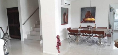 Imagen 6 de 11 de Importante Casa En Venta Sobre El Lago En El Barrio Los Sauces - Nordelta.