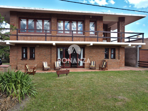 Piriápolis, Playa Hermosa. Casa En Venta A 200 Metros De La Playa. Padrón Único, 4 Dormitorios, 2 Baños