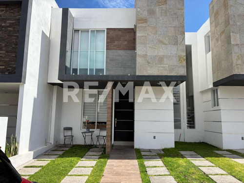 Casa En Venta En Privada De 3 Habitaciones Con Amenidades En San Isidro Juriquilla