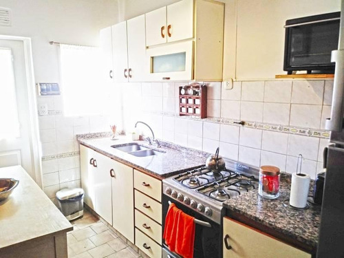 Imagen 8 de 11 de Departamento 3amb En 1º Piso Con Amplio Patio Y Balcon . Entrada Independiente.