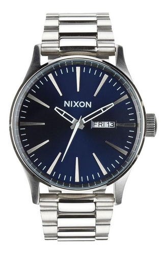 Reloj pulsera Nixon The sentry de cuerpo color plateado, analógico, para hombre, fondo azul, con correa de acero inoxidable color plateado, agujas color plateado, dial plateado, minutero/segundero plateado, bisel color plateado y desplegable