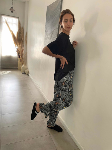 Imagen 2 de 4 de Conjunto Pijama Joelle Negro Saten Estampado Elegante Jelue