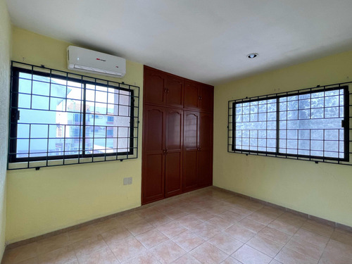 Casa De Dos Niveles En Venta En El Fracc. Virginia En Boca Del Río, Veracruzubicada En Uno De Los Fraccionamientos De Mayor Plusvalía En El Puerto De Veracruz, A 50m De La Ave. Juan Pablo Ii