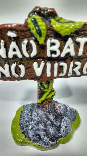 Imagem 2 de 2 de Enfeite Aquário Placa Não Bata No Vidro Resina