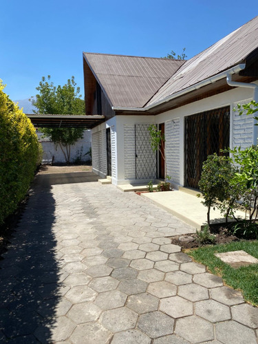 Casa Recien Remodelada En Una Tranquila Calle De La Reina
