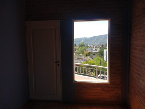 Casa Chalet De Dos Plantas Con Vistas Hacia La Montaña En Ubicación Tranquila Y Cerca Del Centro.