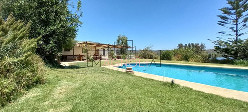 Casa En Venta De 5 Dorm. En Limache