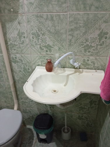 Pequeno Sítio Com Uma Casa De Dois Quartos, Sala, Cozinha