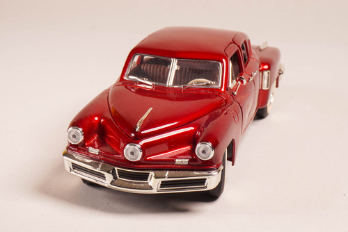 Tucker Torpedo Vermelho 1948 1:18 Miniatura Road Signature (Usado)
