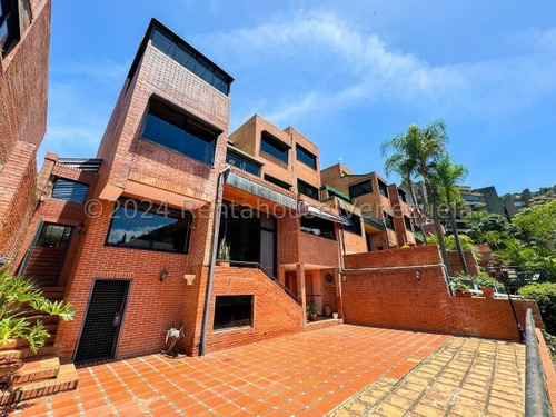 En Venta Extraordinario Townhouse Con Diseño Super Exclusivo Con Hall De Acceso, Cocina Remodelada Pantry, Terrazas Y Jacuzzi, Cuenta Con Arboles Frutales Vi Mls #25-1037