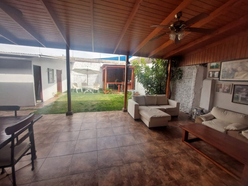 Se Vende Amplia Y Cómoda Propiedad Con Excelente Ubicación