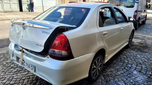 Toyota Etios Xls Inundado Hasta El Tablero