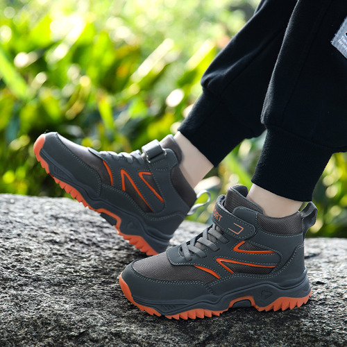 Zapatillas Deportivas Para Niños En El Ocio Al Aire Libre