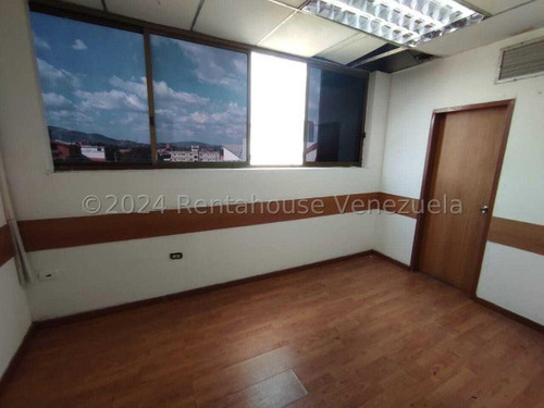 Consultorio En Alquiler Zona Este Barquisimeto, Cuatro Cubículo, 2 Baños, Aire Integral. Mls 24-17099 Dh