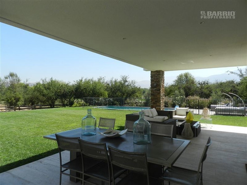 Casa En Venta De 5 Dormitorios En Colina