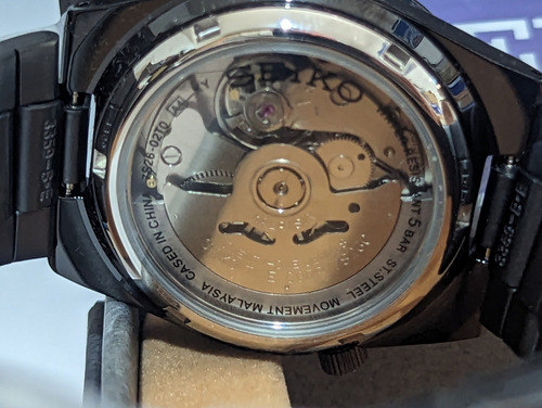 Seiko SNKE03KC Reloj Automático 21 Rubis Color de la correa Negro Color del bisel Negro Color del fondo Negro