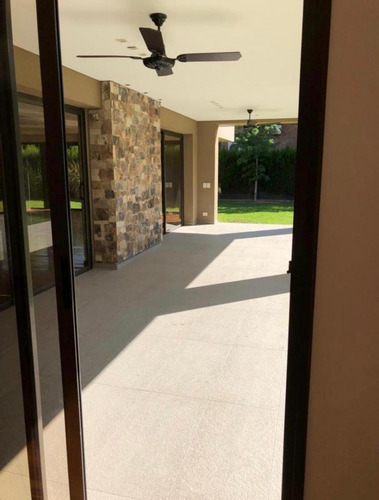 Casa En Venta - 4 Dormitorios 6 Baños - Cocheras - 1.224mts2 - Godoy Cruz