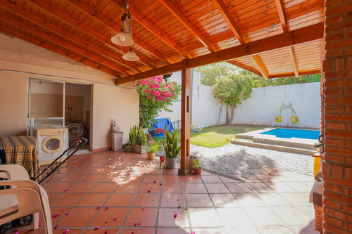 Venta - Casa - 4 Ambientes - Ramos Mejia - Pileta - Cochera