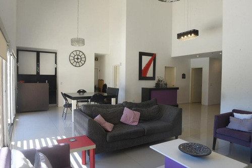 Venta Casa De 5 Ambientes En Barrio La Montura Pilar