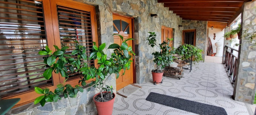 Imagen 2 de 21 de Amplia Casa De 3 Ambientes Con Dos Patios En Tandil