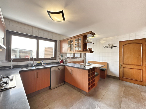 Casa En Arriendo De 7 Dorm. En Las Condes