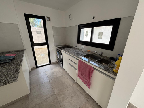 Duplex En Venta - 2 Dormitorios 2 Baños - 207mts2 - Villa Elisa