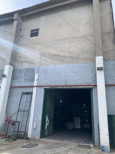 Establecimiento Industrial De 1350 M2 Cubiertos, Con Salida A Dos Calles