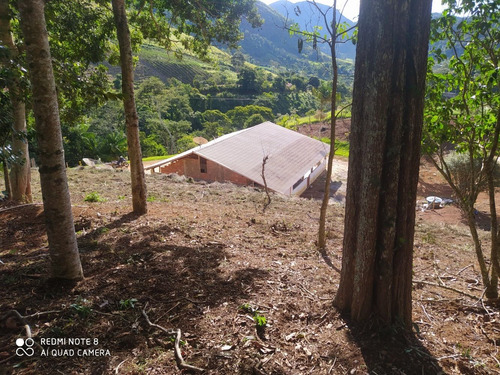 Bela Chácara Em Bom Jardim - Rj.