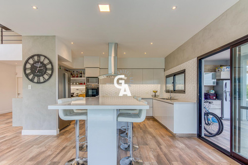 Imagen 8 de 30 de Casa En Venta 8 Ambientes En Vistas / Permuta