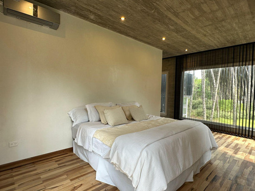 Departamento En Venta - 4 Dormitorios 2 Baños - 1.117mts2 - Carilo