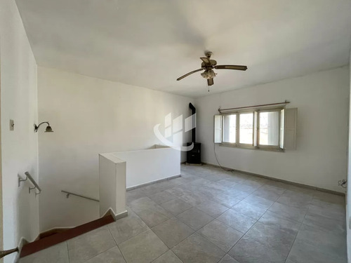 Casa En Muy Buen Estado Desarrollada En Planta Alta
