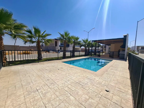 Casa En Venta En Circuito Cerrado Con Alberca