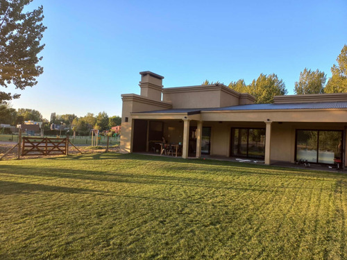 Casa En Neuquén , Barrio Los Canales. Alquiler/venta.