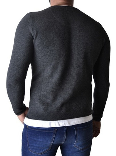 Imagen 4 de 8 de Sweater Hombre Entallado Simulando Remera Abajo The Big Shop