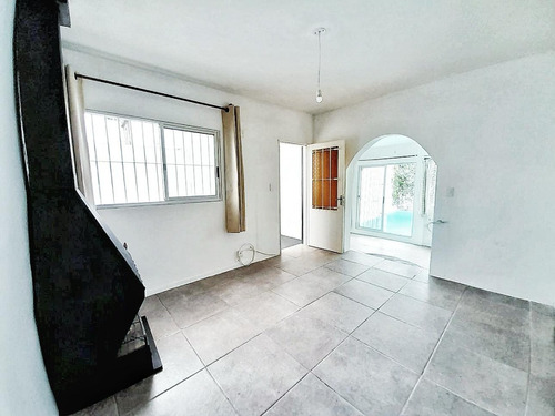 Casa En Alquiler De 1 Dormitorio C/ Cochera En La Blanqueada