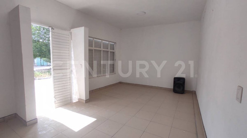 Casa En Venta Con Local Comercial En El Chamizal, Pedro Escobedo, Querétaro.