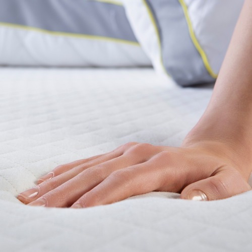Imagen 4 de 9 de Colchón Queen Size Voltti Essential Hibrido, Con Resortes Pocket Y Memory Foam, No Transfiere Movimiento