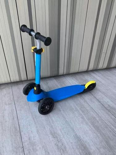 Decathlon Los Barrios - ¡Nuestra pequeña clienta Valeria nos enseña el  Patinete B1 Oxelo, ideal para niños de 2 a 4 años! Este patinete ayuda al  desarrollo psicomotor.