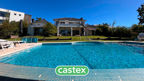 Casa A La Venta, Al Lago, Con Increíble Espejo De Agua En El Barrio Los Castores. Nordelta.