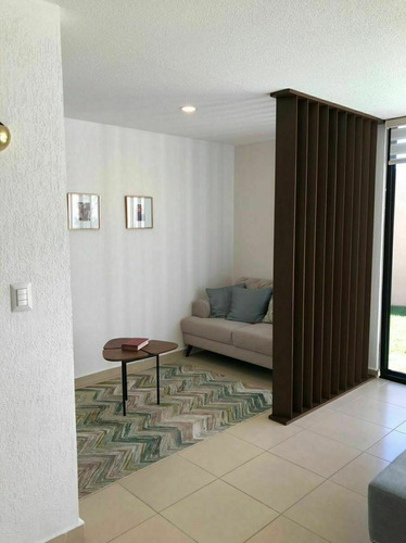 En Venta Casa Entre El Refugio Y Zibata, 139 M2, Gran Jardín, 3 Recamaras
