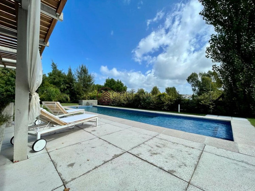 Imagen 1 de 26 de Excepcional Y Practica Casa De Dos Plantas En Residencia Privada! - Punta Del Este La Residence