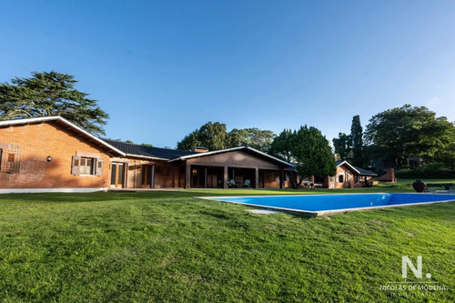 En Venta Casa De 4 Dormitorios, Con Agradable Entorno En Golf, Punta Del Este.