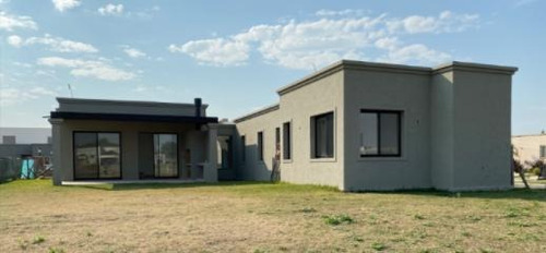 Casa En 1 Planta Con Lote A La Laguna. Con Pileta. San Matías.