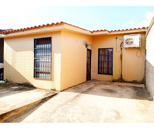 En Venta Hermosa Y Amplia Casa Ubicada En La Urb. Los Palos Grandes, Municipio San Joaquín. Edo. Carabobo. C159.