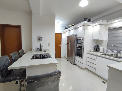 M.carpio Vende Townhouse En Manantial Res. Naiguata, Naguanagua