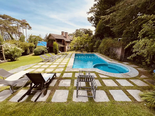Casa En Venta De 4 Dormitorios En Country, Punta Del Este.