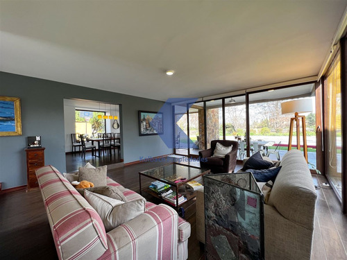 Casa En Venta De 7 Dorm. En Condominio Brisas De Chicureo