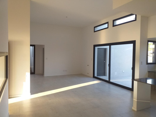 Casa En Barrio Don Mateo, 3 Dormitorios, 168 M2 Cub, Pileta, Radiadores.-