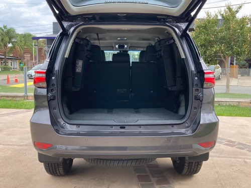 Imagen 7 de 19 de Toyota Sw4 2.8 Tdi 6 A/t 7 Asientos Srx 4x4 0km My2023